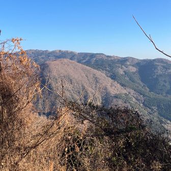 次に登る幕山と奥に南郷山が見えた。メチャ遠いじゃん。