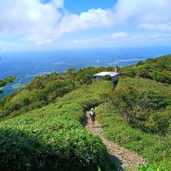 楽しみにしていた極上の稜線歩きがスタートしてすぐの所にあった避難小屋の温度計でみた温度は17°Ｃでした😲

ヤマッパーの皆様、那岐山山頂は風が心地良くて涼しいですよ☺