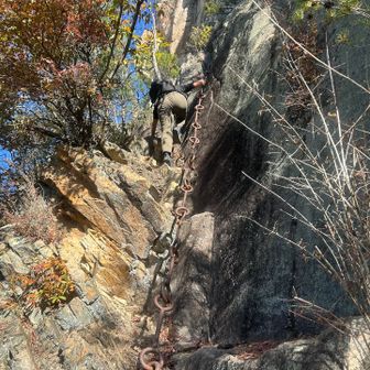 次いでニノ鎖⛓️
一ノ鎖より難易度高いです💪
が、巻道はないので、ここまで来てしまったら登るしかない。
一ノ鎖がきつかった人はかなり厳しい思いをするだろうなぁと思う💦