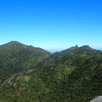 さっき登った宮之浦岳と歩いてきた稜線がよく見える