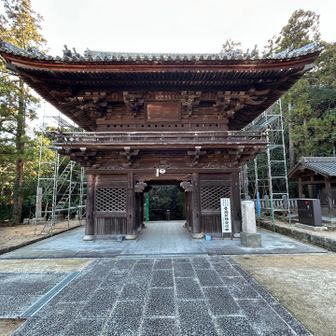 こちらの門は修繕工事中。