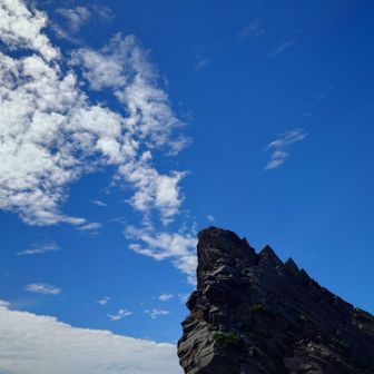 天を貫く岩