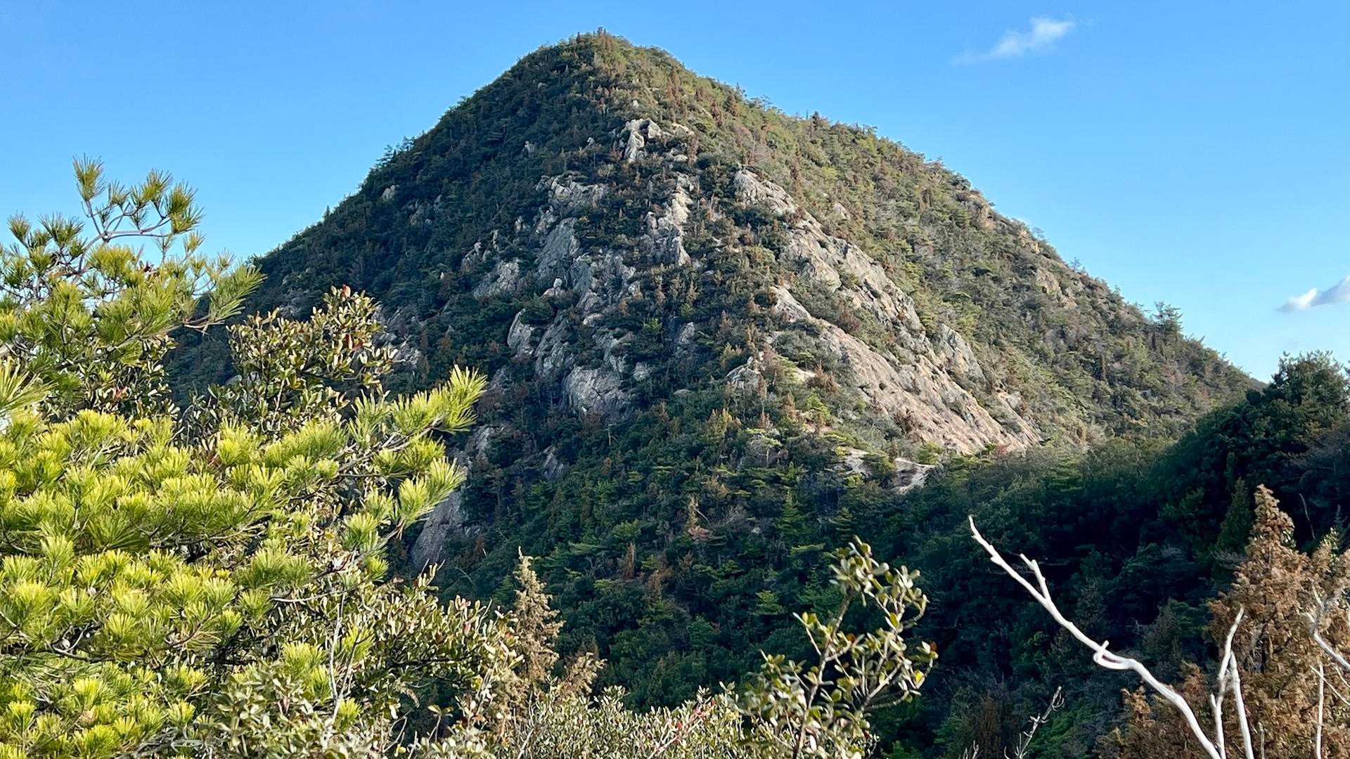 さぁ、最後はこの岩山を登るのみ