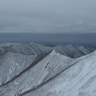 始めに通ってきた野塚岳への稜線