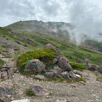 朝日岳は遠い。