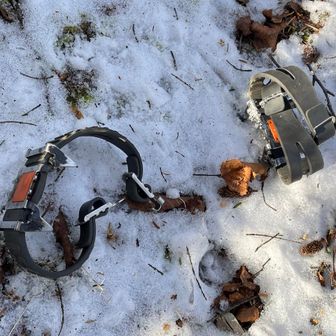 北面はまだ残る雪の斜面なので、安全のため軽アイゼンを装着する。最近ヒヤリが多いんでねー💦
怪我すると娘に怒られるし😅