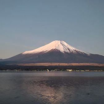 湖畔の駐車場から