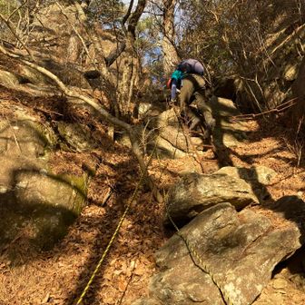 本殿からは岩場を下る。トラロープあり！