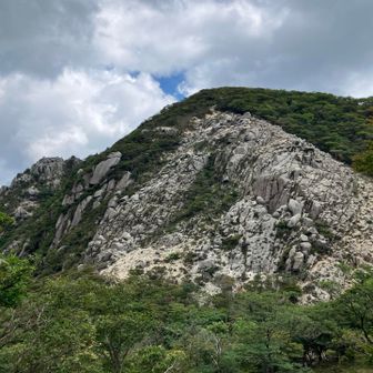 裏側はこんな山肌なのか……！