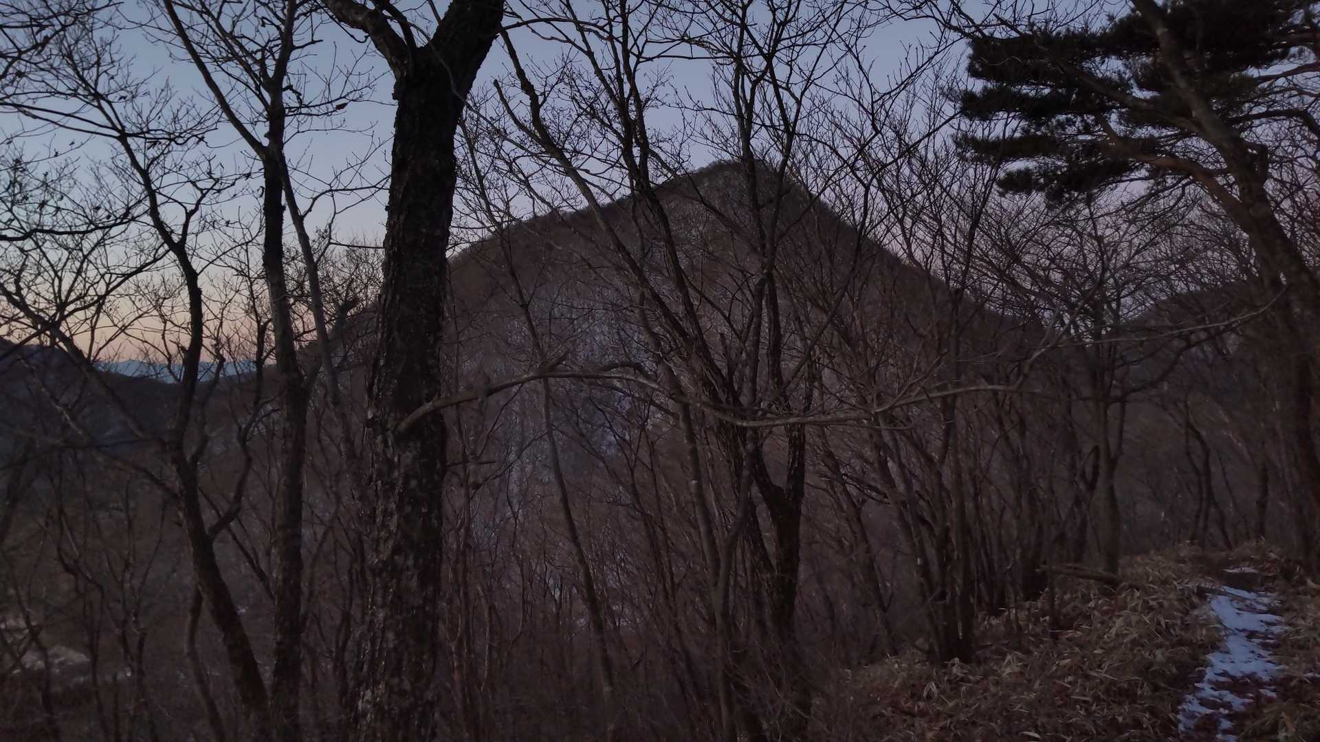 榛名山。
見る角度で形が違います。