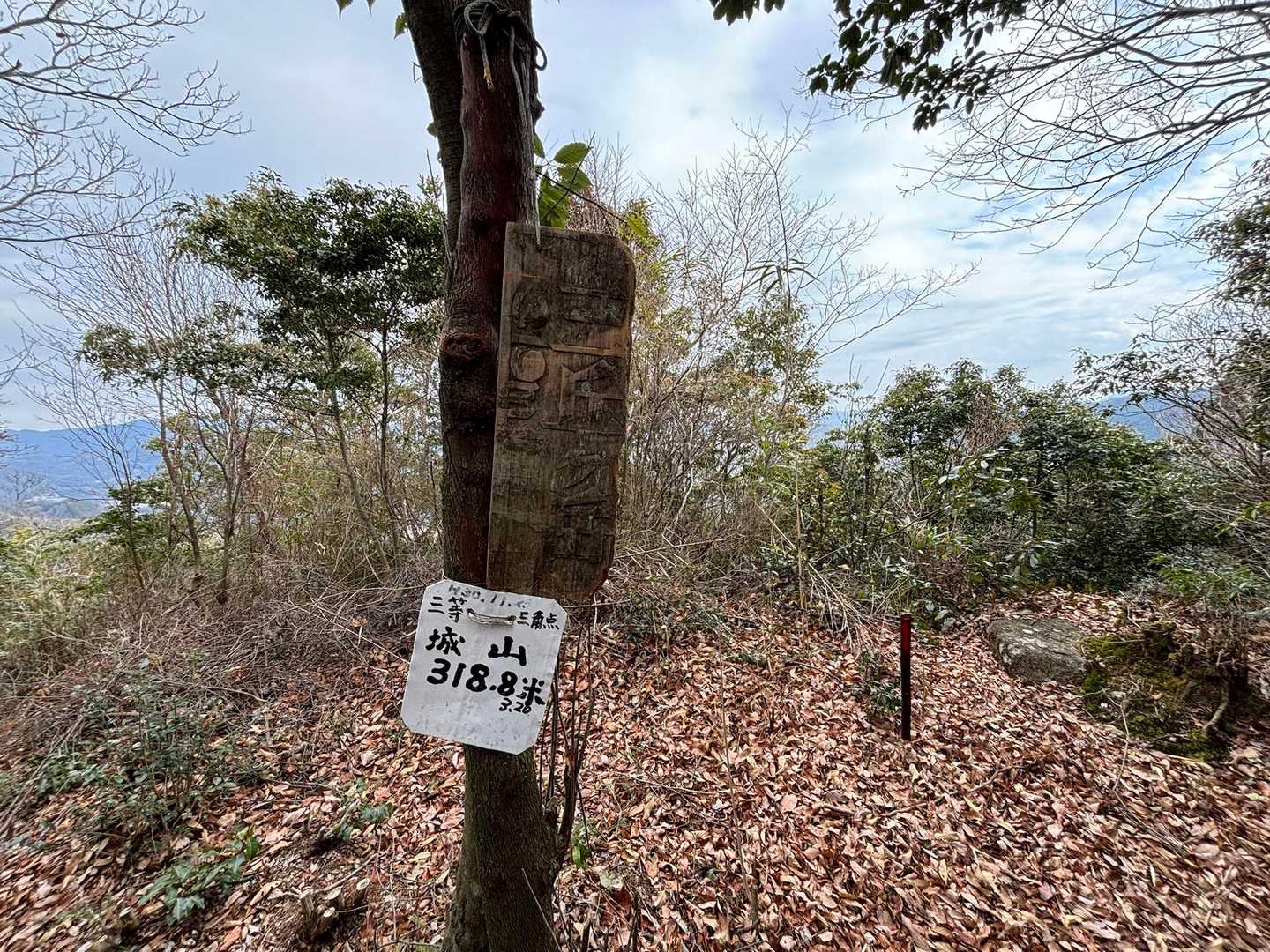 みつおがたけ…なのか？
みつおかがたけ…なのか？

近くにバーデンハウス三丘(みつお)ってのがあるから〜みつおがたけ⁉︎

＊バーデンハウス三丘は休業中😓