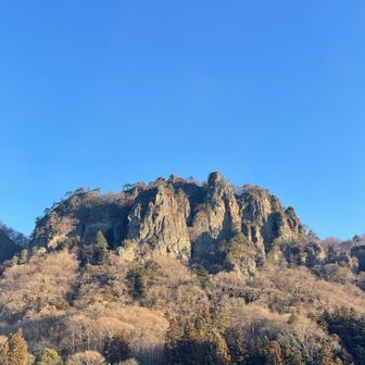 朝の蜜岩登山口からの岩櫃山。
朝日の反射が美しい。