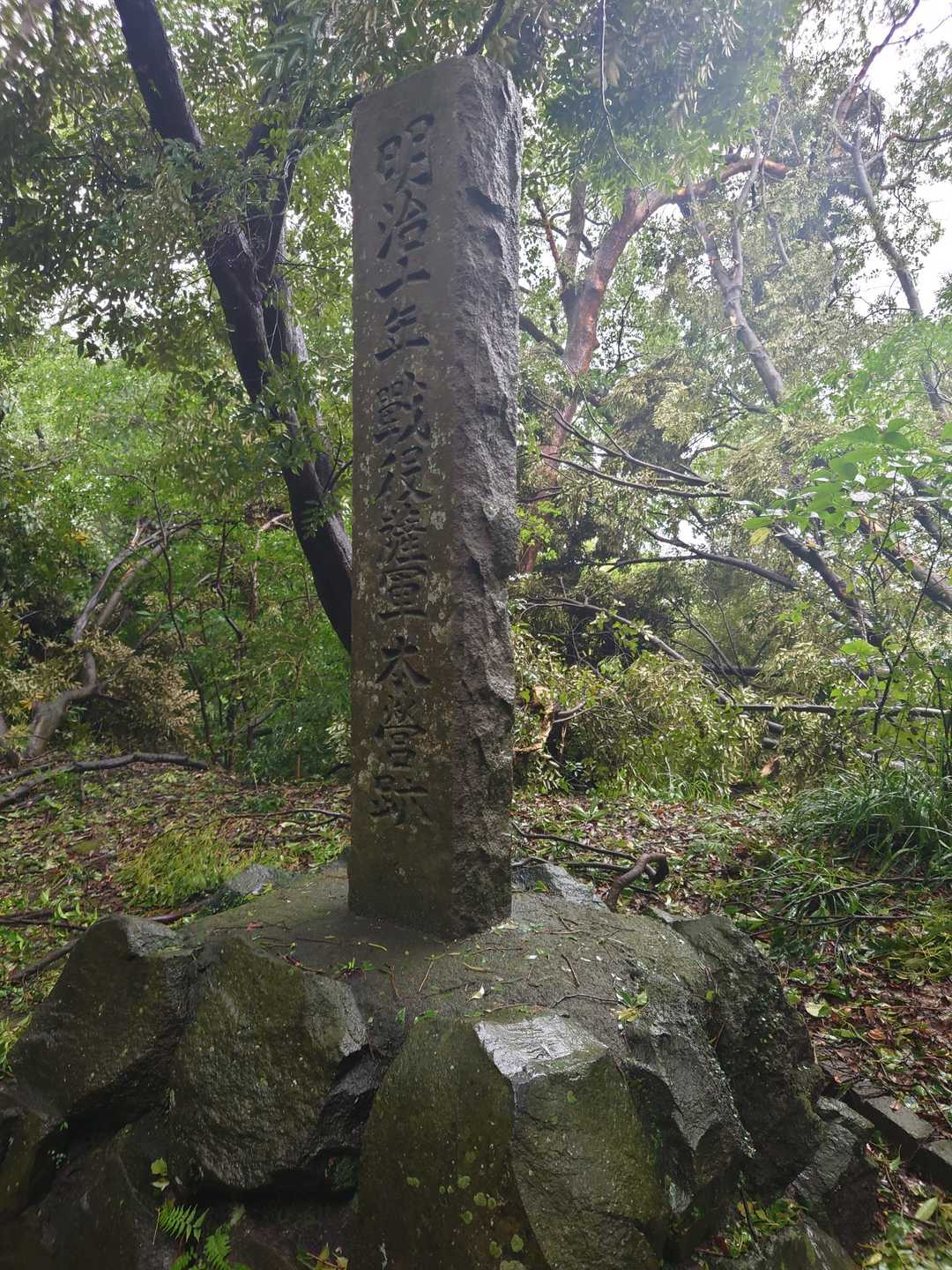 大本営はドン広場の奥にひっそりと。