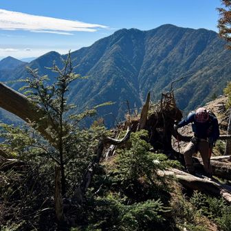 これ、絶賛。大無間山バックにシンドイ登山者。最高！