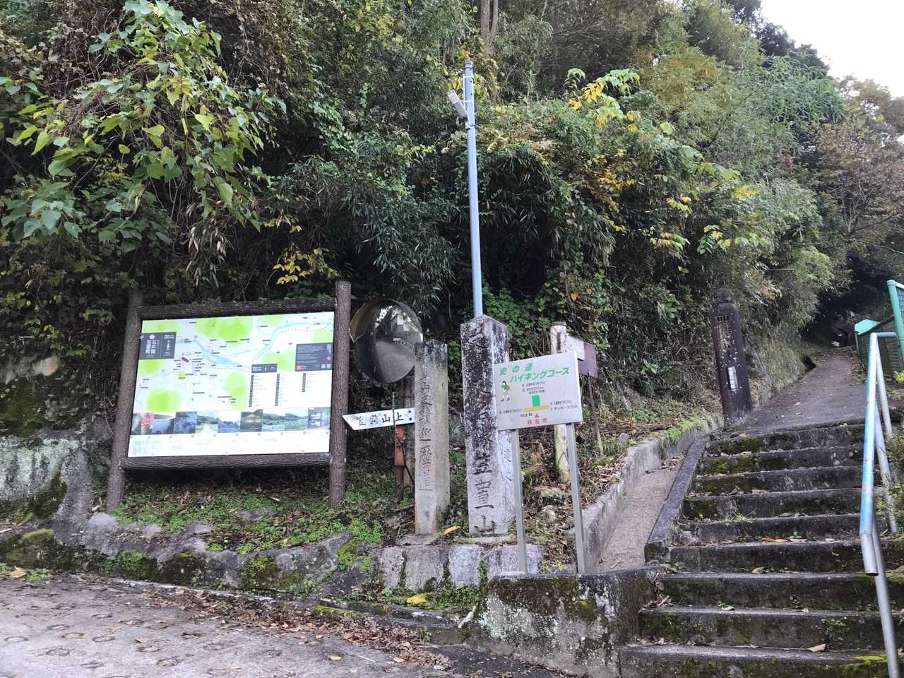 ここを右〜東海自然歩道です