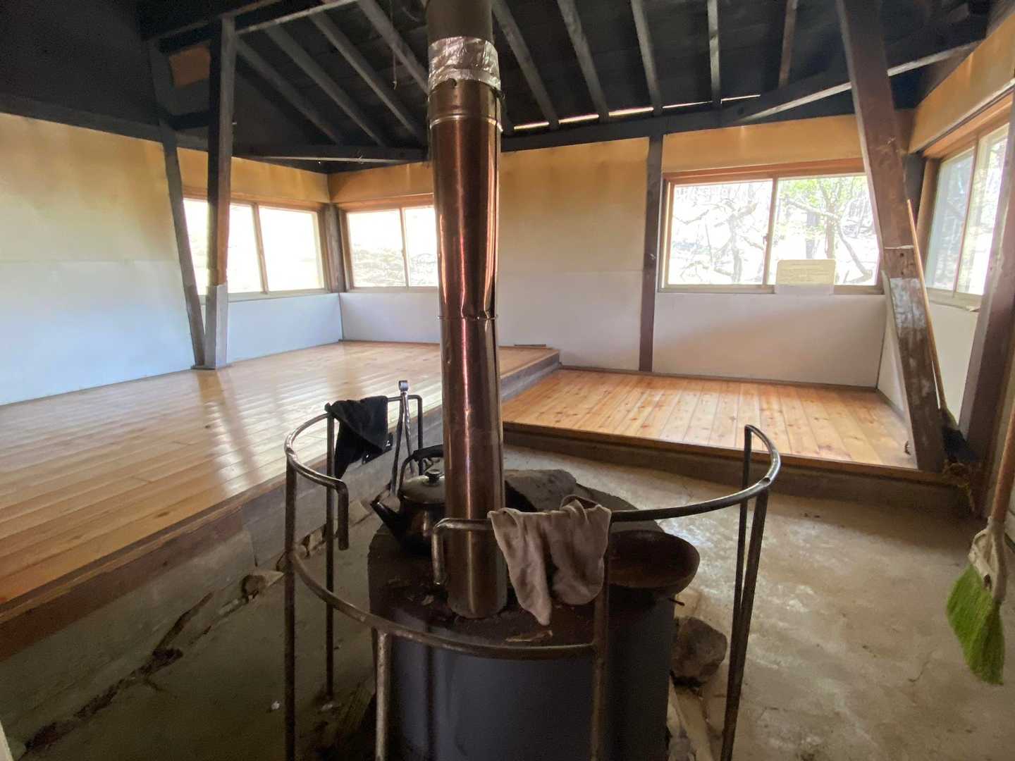 避難小屋の中。綺麗でした。