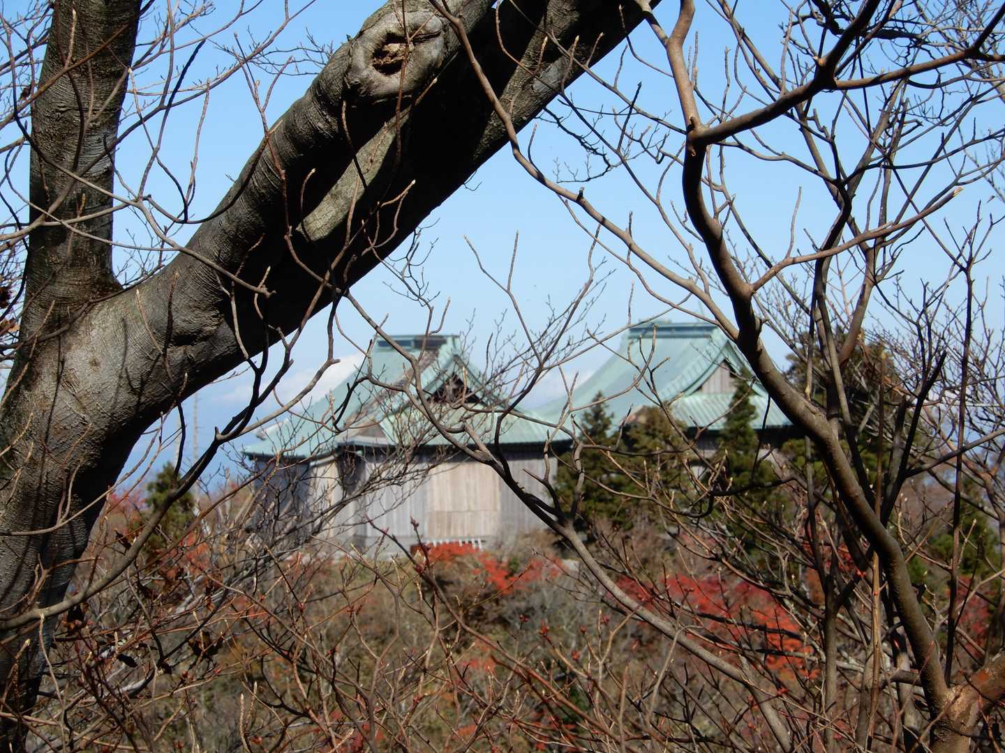 南岳山頂より中岳の上宮を望む。