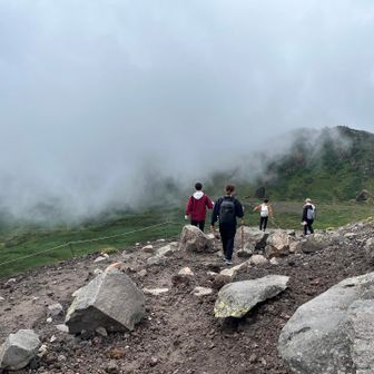 お鉢を後に、下山♬

鬼ヶ城にもガースーが押し寄せる☁️
下りは滑るから気をつけて😨