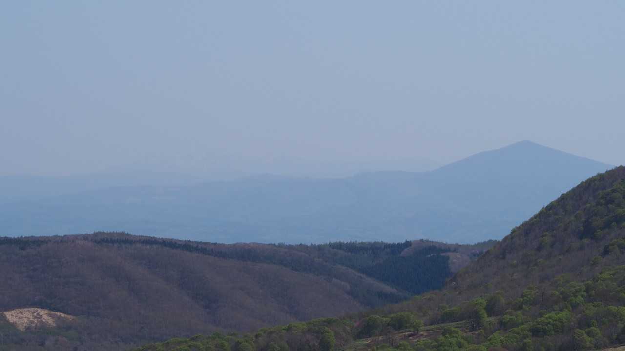 姫神山の奥に早池峰？