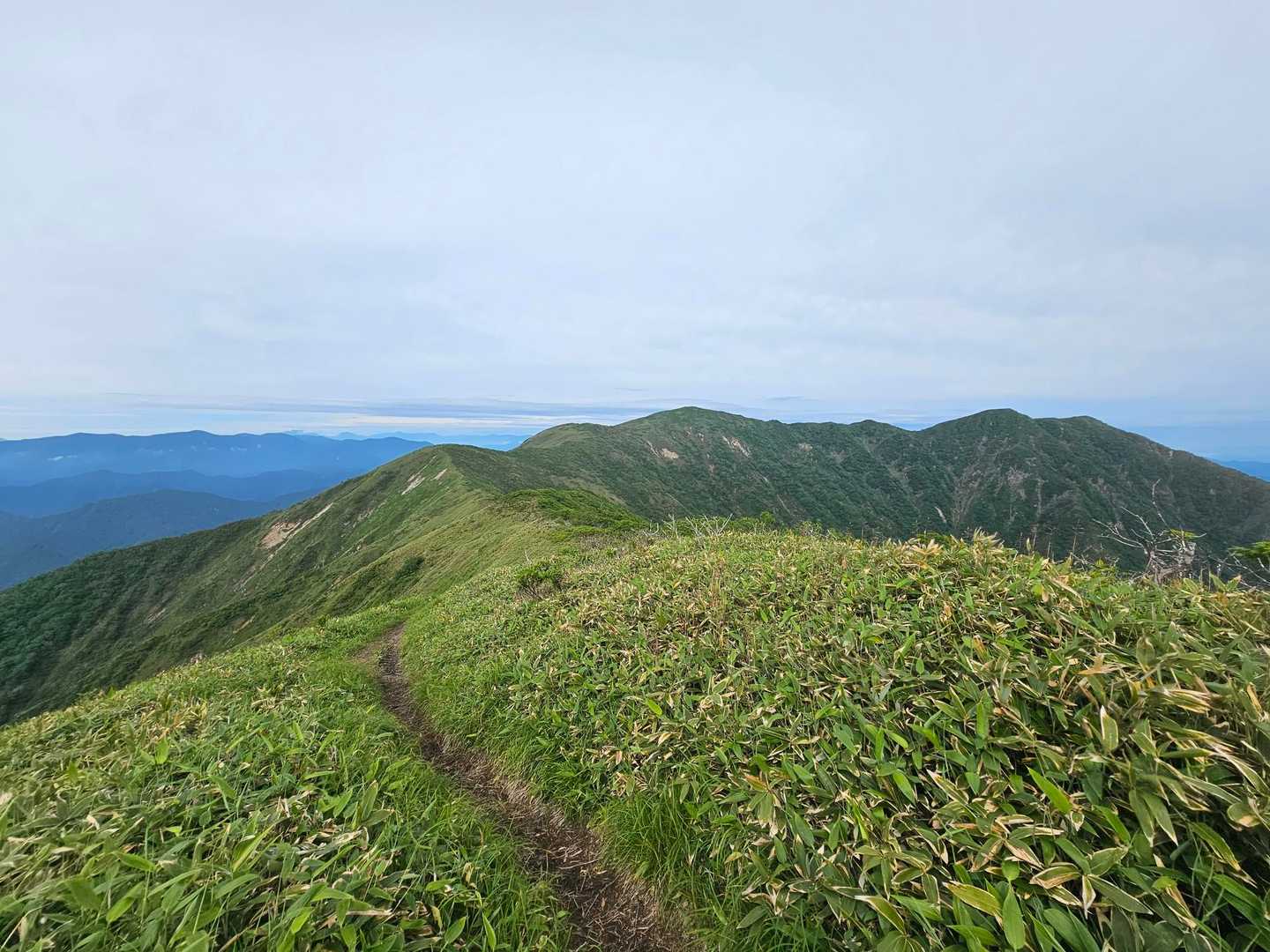 流石山から三倉山への稜線。三倉山まで行けるかな～💧