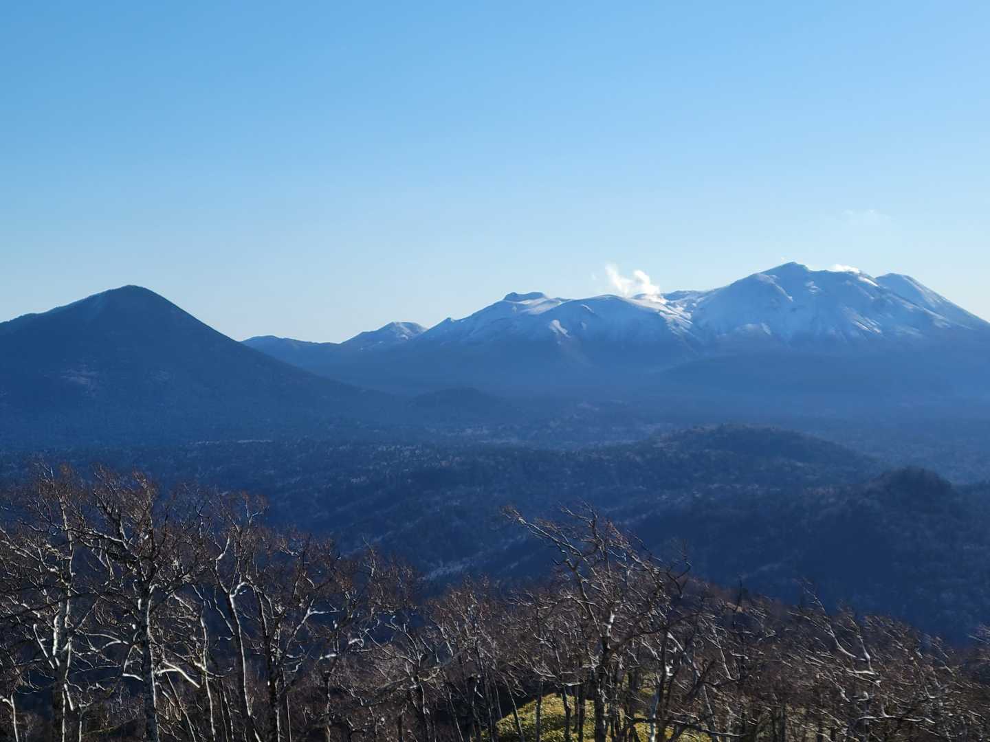 フップシ岳と雌阿寒岳🗻