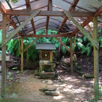 直ぐに祠…参拝