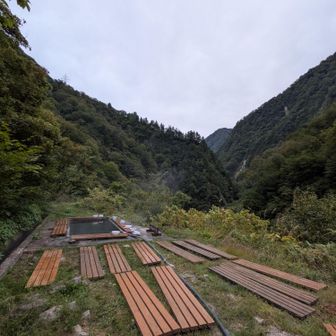 更衣室もなく、山の中にある正に秘境の湯♨️
湯加減もちょうど良い😊