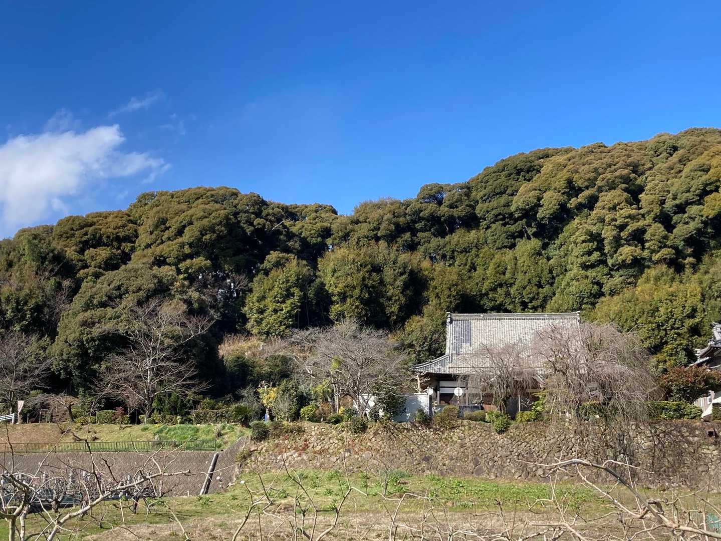 歩いた山なみと青空