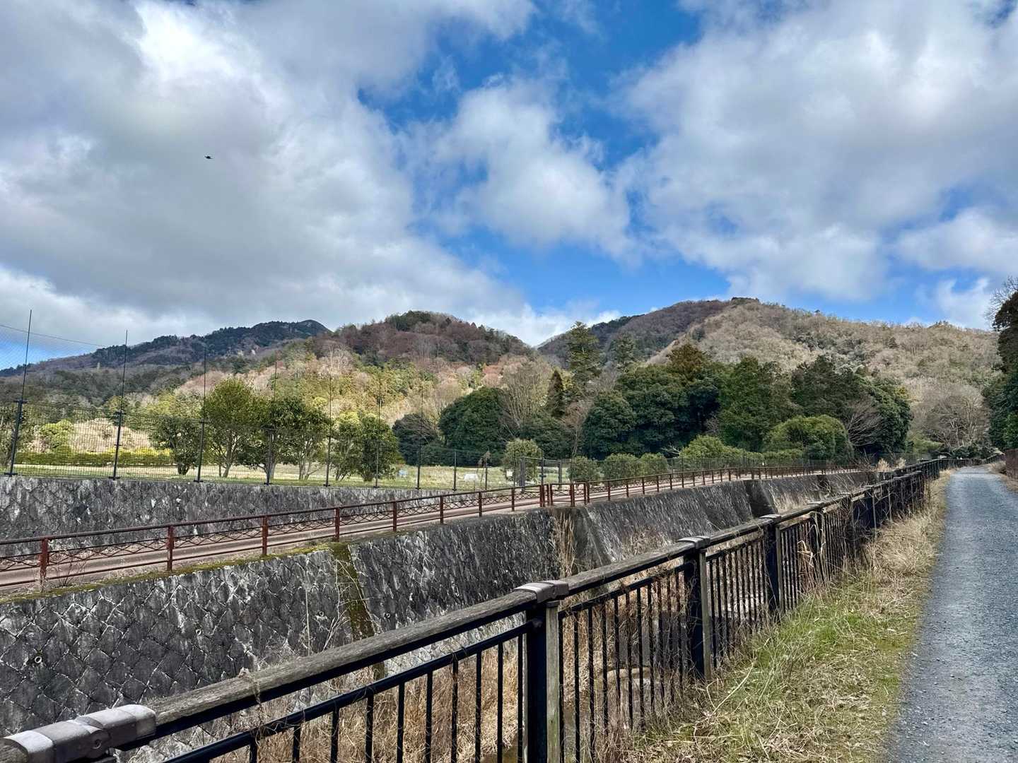 修学院駅まで歩いた川沿いの道から見えた比叡山
ずっとあの上を歩いたんだなぁ〜