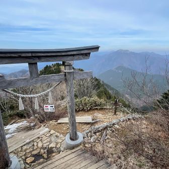 瓶ヶ森が遠くに
