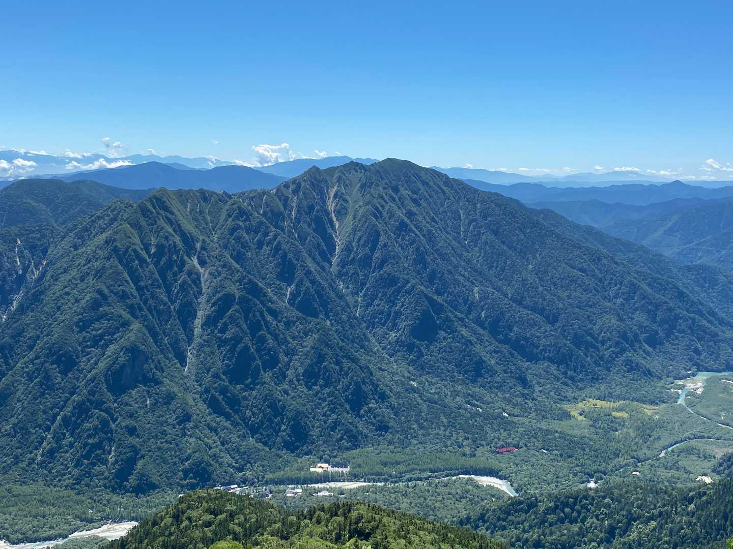 霞沢岳と上高地
バスターミナルも見えてきた