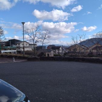 お墓参りで、草抜き、お供えを済ませ
登山口に到着！
ここに駐車してスタート（駐停車禁止表示はなかったで多分OKだと思われるが、
自己責任で…）
奥に見えるのが公園で、トイレ、水飲み場があります。