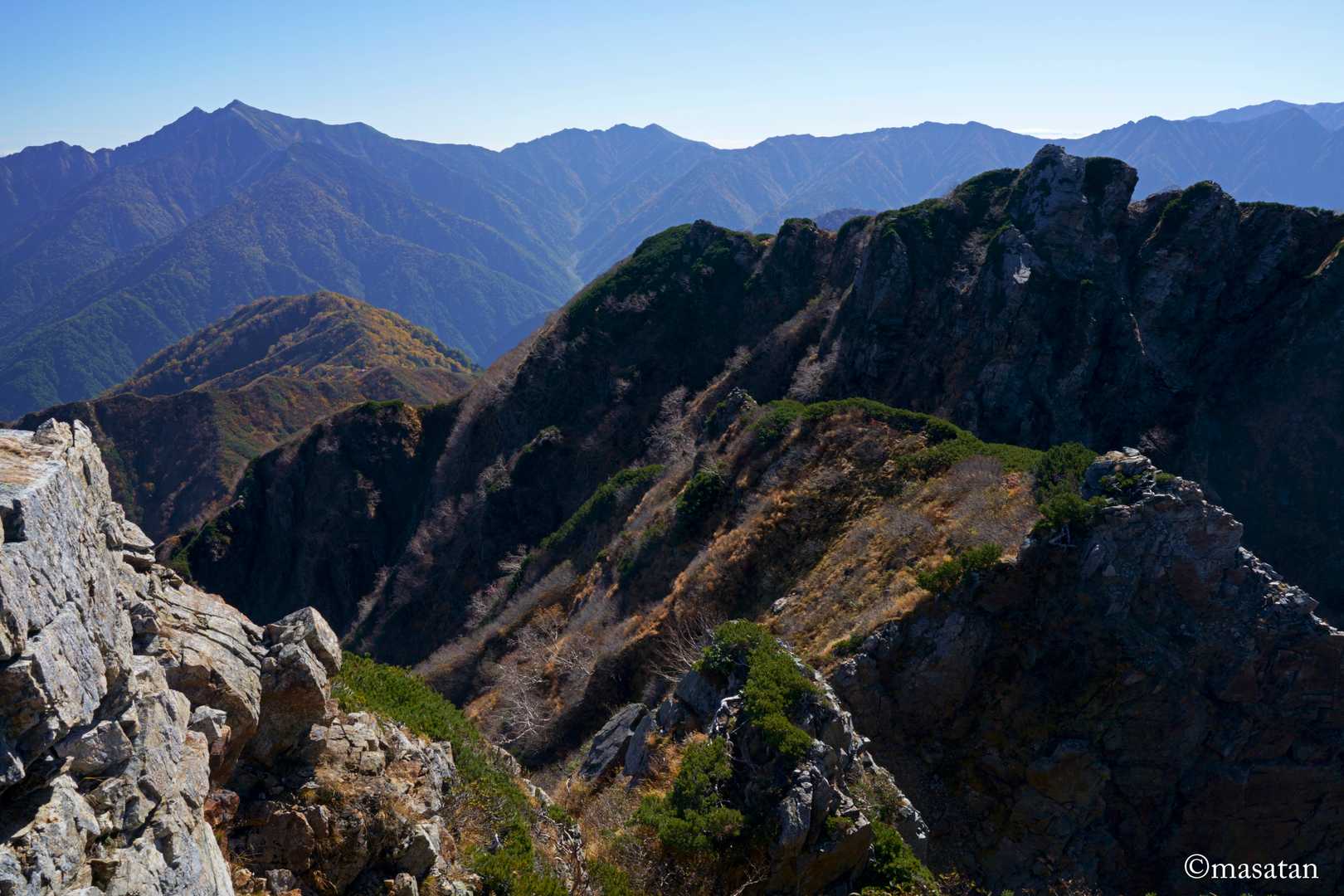 池ノ平山（南峰）と切れ落ちた尾根。

後ろの山々は鹿島槍ヶ岳・爺ヶ岳。
その連なる山々は岩小屋沢岳鳴沢岳かな。

よく歩いてきたもんだ。
