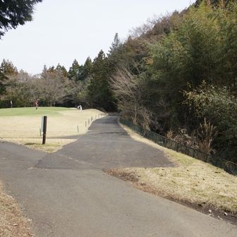 ここからゴルフ場内の車道を通って公道に抜けます。まずは真ん中の車道を進みます。