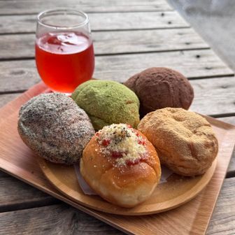 揚げパン5個セット🫶コケモモジュースとともに、美味しくいただきました😋