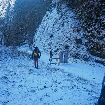 おはようございます。本日は帳付山に登ります。気温はマイナス4℃で寒いですが風がないので耐えられます。チェンスパ、ゲイターは必要。耳の隠れるニット帽はあれば便利です。

6時頃西武新宿線南大塚駅でこたろさんと一緒にネネマロさんにピックアップしてもらい、高速道路使って2時間強で駐車場に到着。他の登山者はいないようです。
ここの駐車場は段差があるので車高低いと厳しい感じです。
トイレはありません。
ちなみに写真の方向に進むと間違いで、反対方向が正しいのです😅
