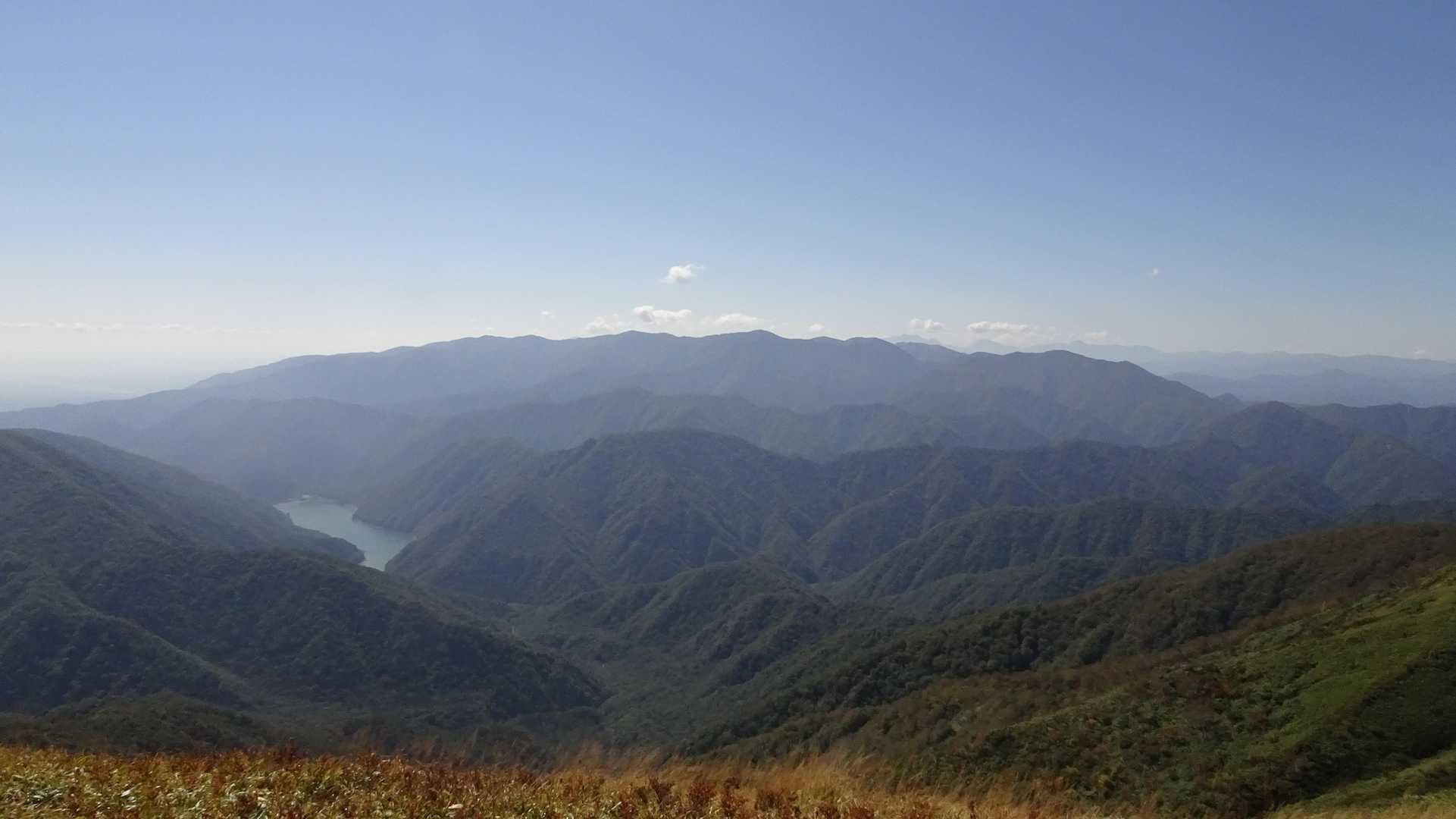 左側に深山ダム
最奥の山並みは栃木百名山の黒滝山、残雪期のみ行ける大佐飛山が連なる男鹿山塊