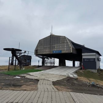 リフト乗り場。
この日は休みでした