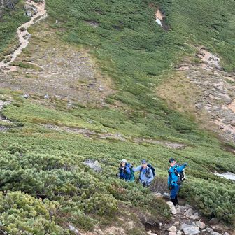 次に上富良野岳をめざします
ここを下ってまた上り
