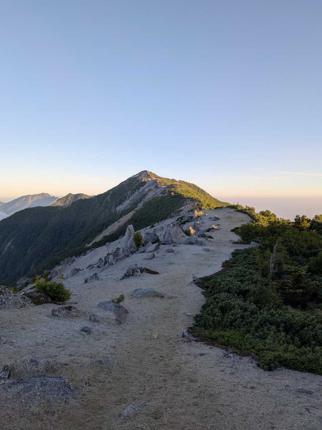 この角度だと燕岳に似ている