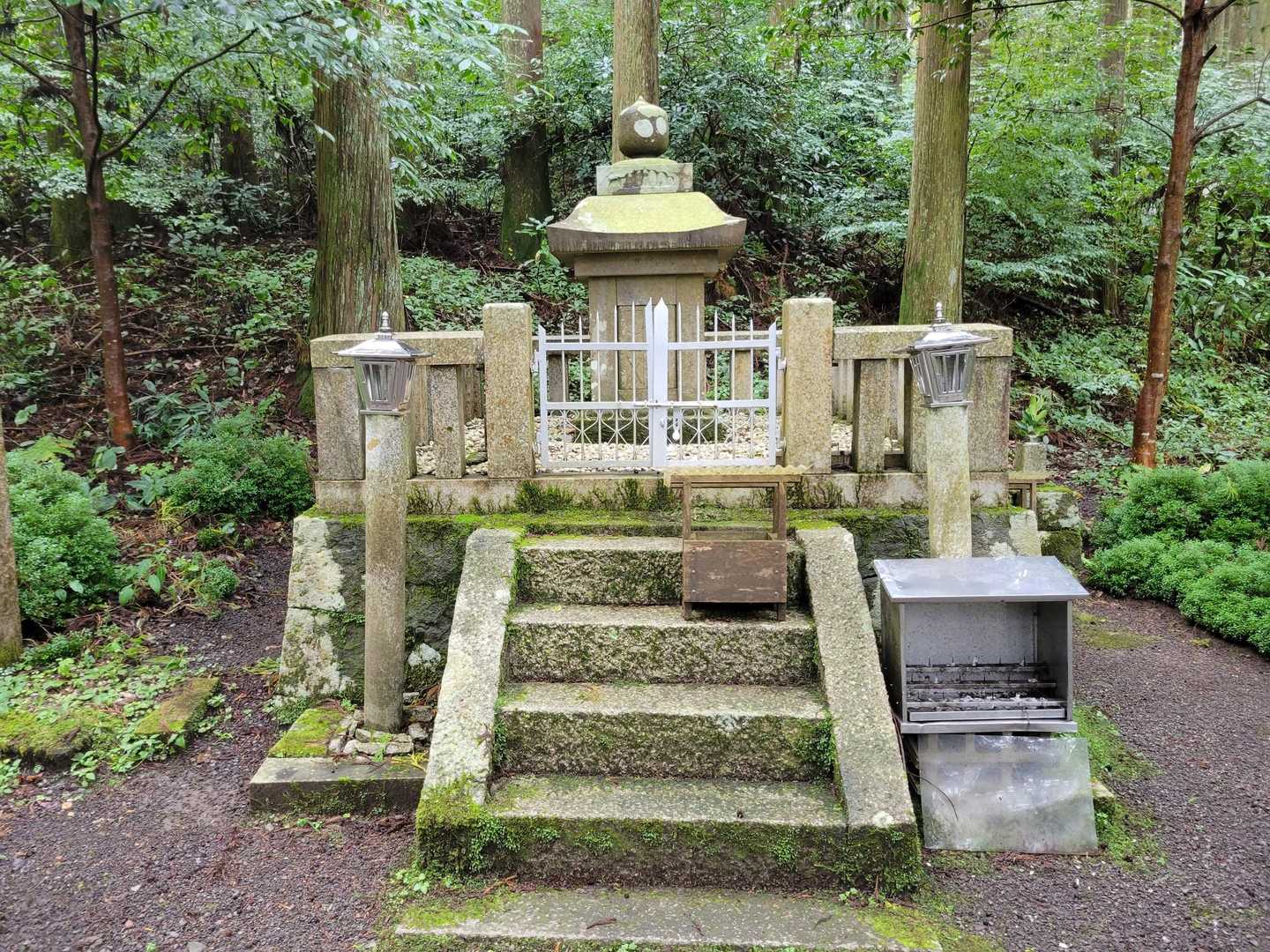 手を合わせる。