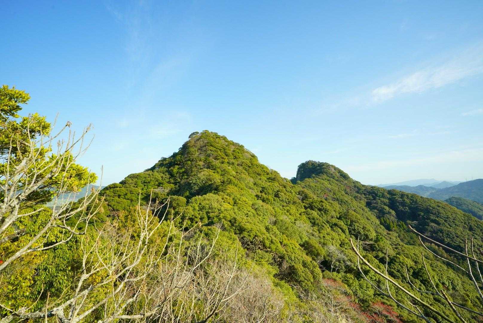 御船山山頂が近付いてきた。
認定ピークは奥の方