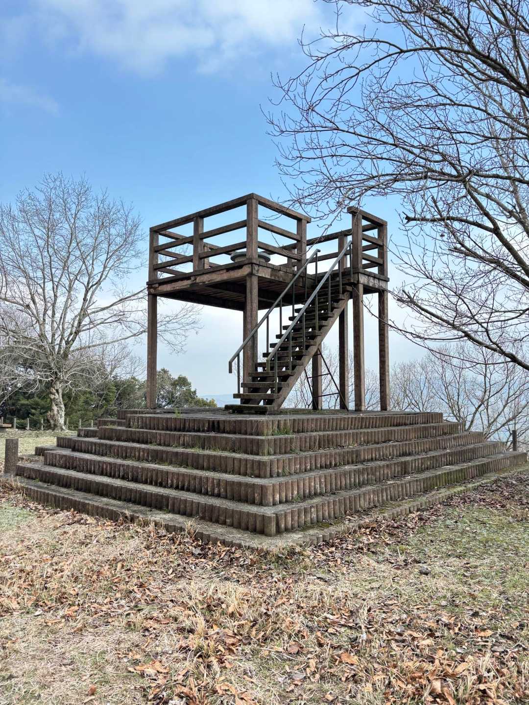 立派な展望台！ここから見張り出来ますね♪
山が一望に⛰️