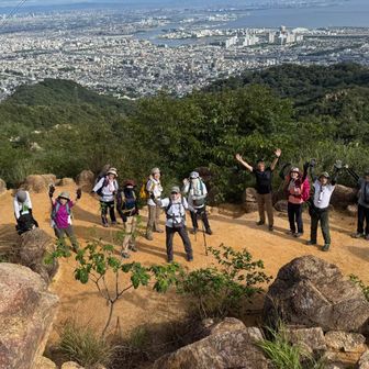 西陽を浴びた立体的な大都会を背景に