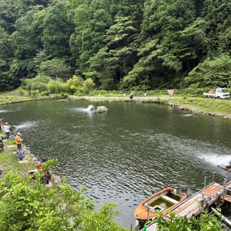 フライフィッシング場の横を通る