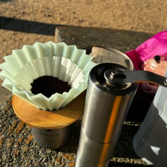 少し戻って展望広場でゆっくりと。コーヒー豆持って来たので、ハンドミルで豆を挽きました。