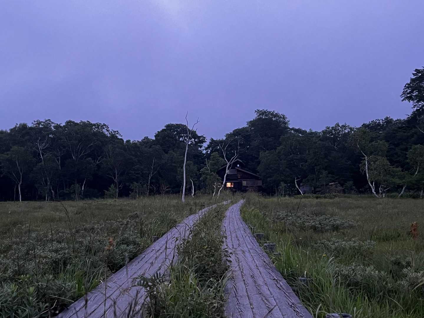 龍宮小屋。尾瀬ヶ原ど真ん中にある小屋
部屋で準備をする人が見える
その人達は私達を見てる
絵本の中に出て来そうな景色