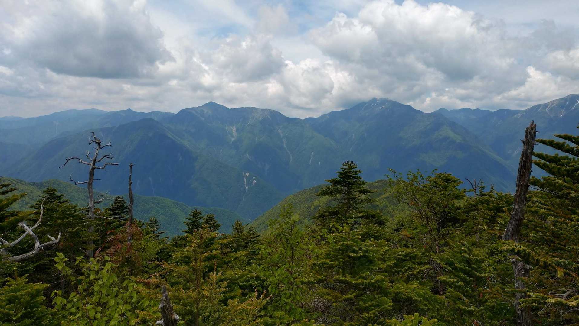 笊ヶ岳〜布引山への↘️↗️はキツかったww
やはり両足の内腿が痙攣して悶絶😫
でも…　いつもよりは全然軽い感じ👍
ココからは下るだけww
と高を括っていたワタシ…