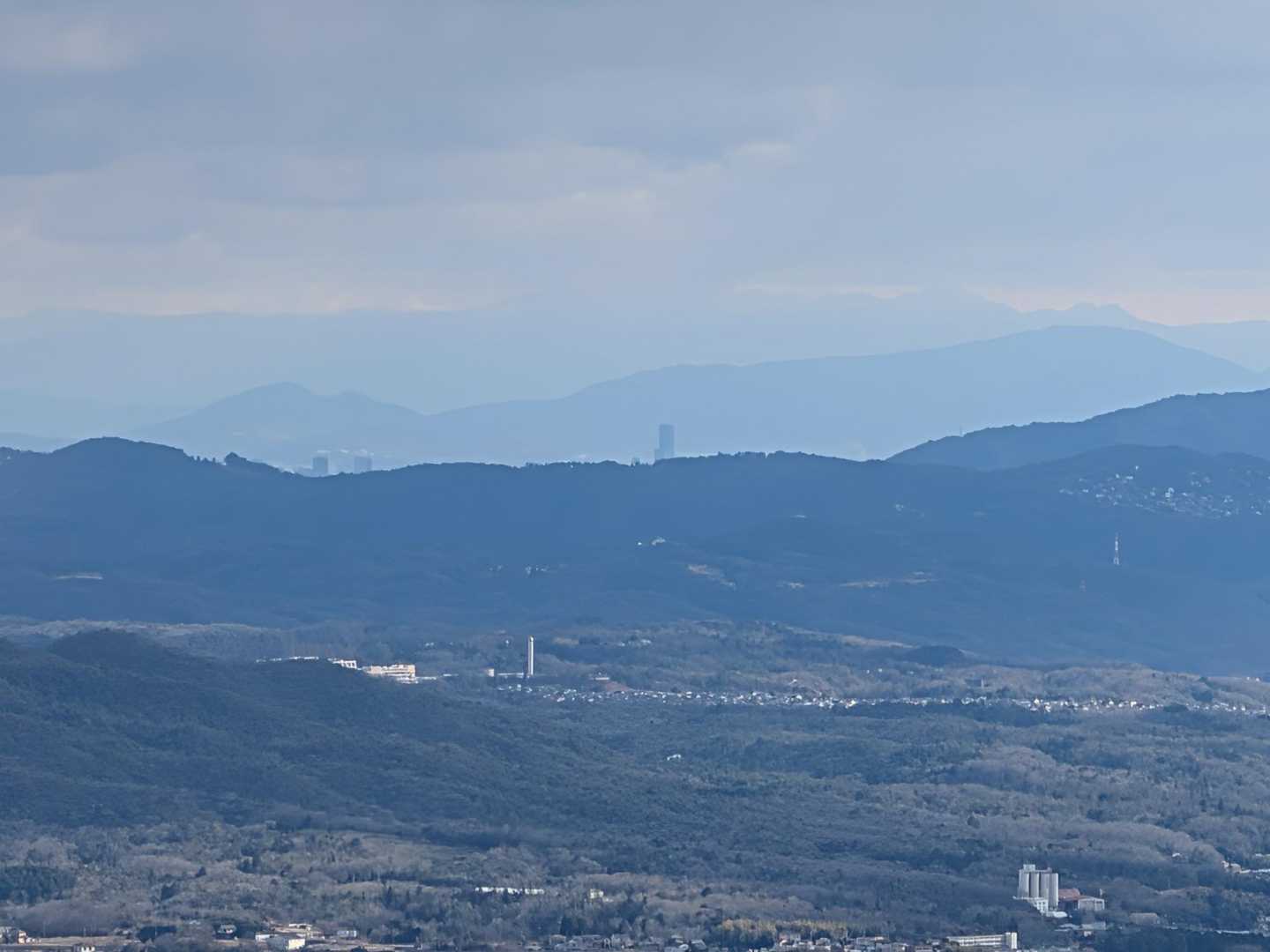 スマホのモニターを通すと、山頂からあべのハルカスが見えました👀
その向こうに霞んでいる山並みは大峰方面か。