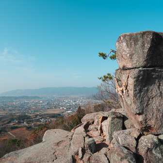 これが「鬼ヶ臼」のようです👍　鬼がこの臼に人を入れて杵でついたそうです😱笑　伝説とはうらはらに、ここはとても気持ちの良い岩場のピークでした✨　ここを後半に持ってくる左回りも良いかも♪　奥に横たわっているのは七宝山。